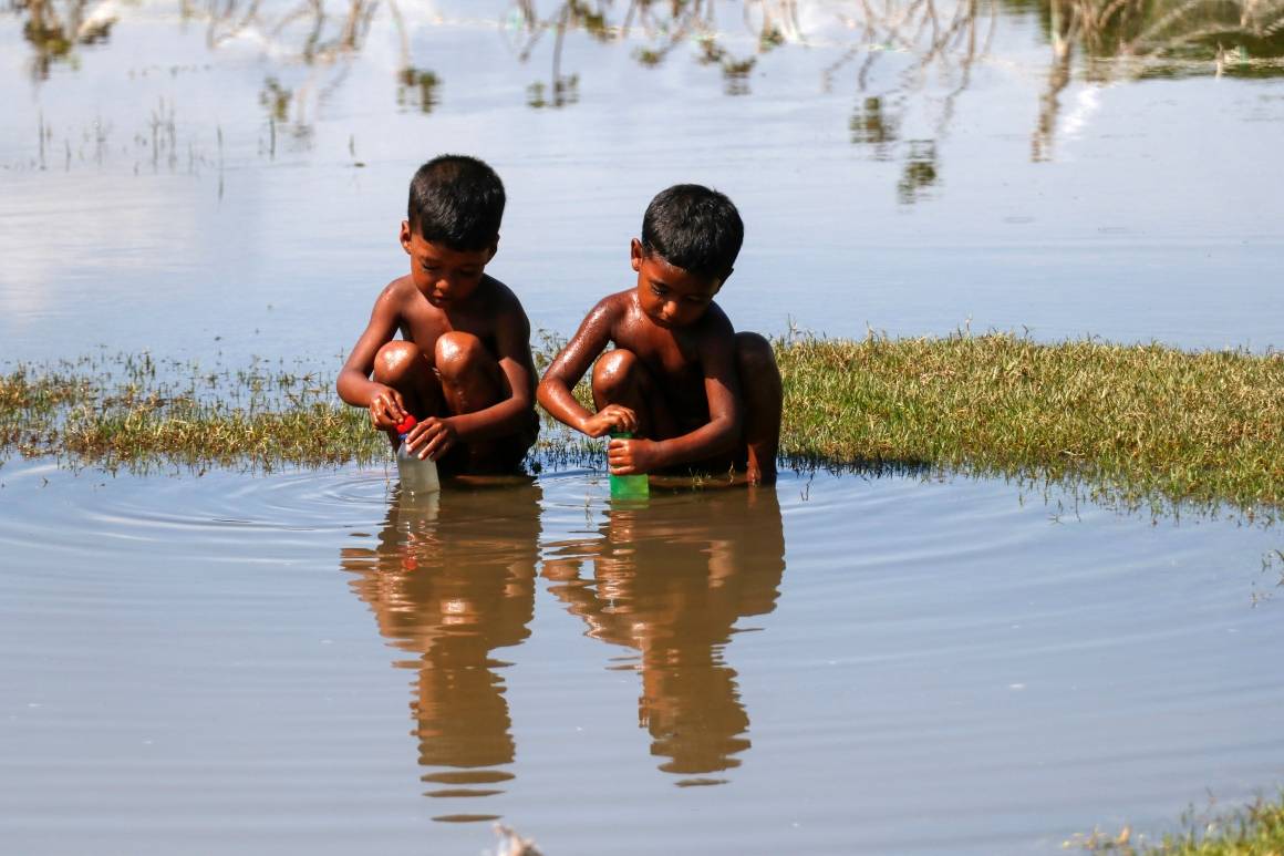Bangladesh er et av landene i verden som er mest utsatt for ekstremt vær.  I kjølvannet av syklon Sitrang, som traff Bangladesh 24. oktober, prøver barn, kvinner og menn å plukke opp bitene av livet deres i Kuakata, Patuakhali, som ligger på kysten av Bengalbukta. Syklonen har utsatt millioner av barn for livstruende forhold. Foto: UNICEF/UN0724665/Jewel.